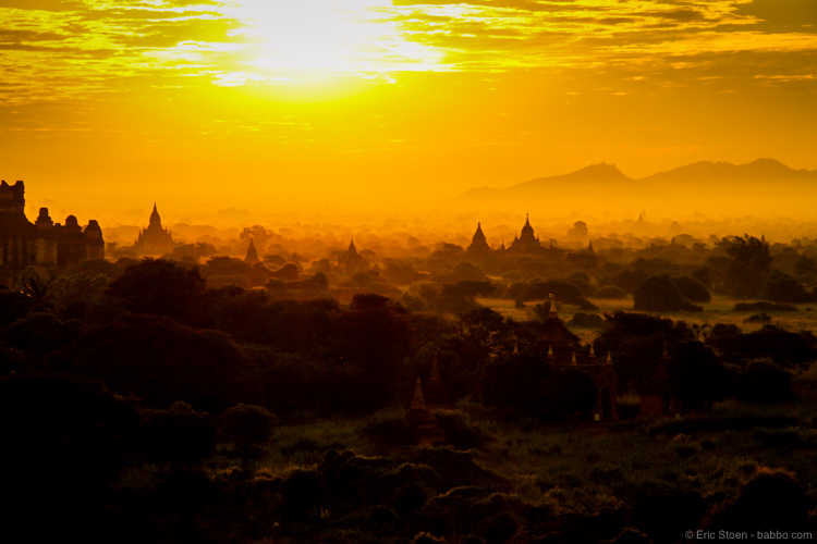 How to wake up early:Sunrise from Shwesandaw Pagoda in Bagan