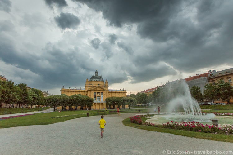 Zagreb with kids - Running towards the fountain Tomislav Square