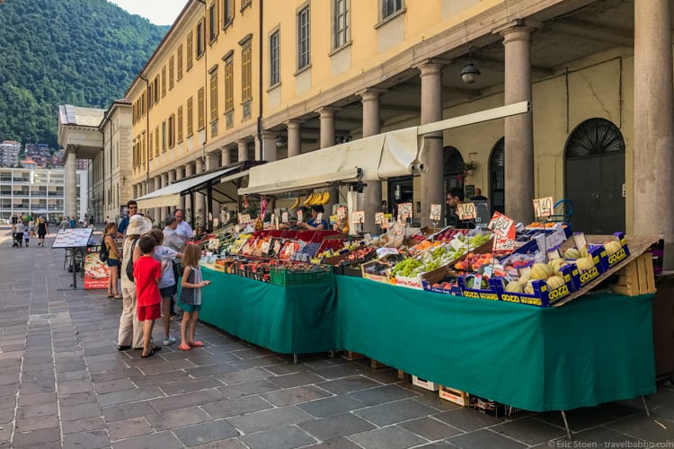 Lake Como with Kids: Buying fruit and veggies in Como