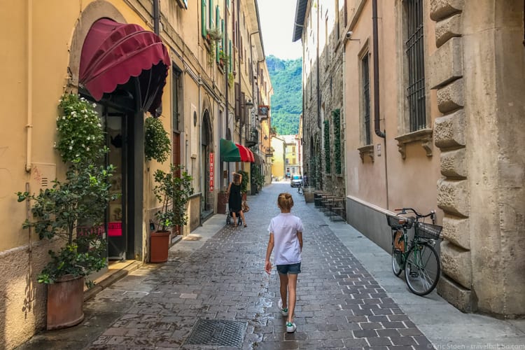 Lake Como with Kids: Walking to lunch in Como