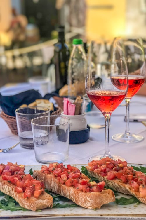 Lake Como with Kids: Bruschetta and rosé at Vintage Jazz in Como