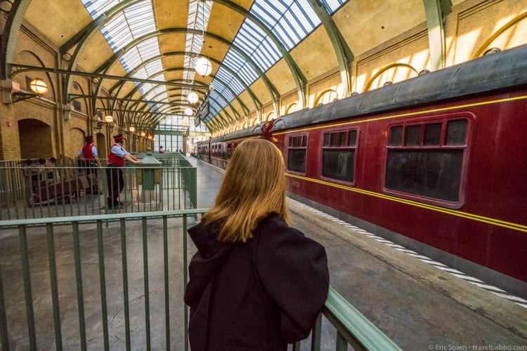Universal Orlando Tips - Awaiting the Hogwarts Express at King's Cross Station 