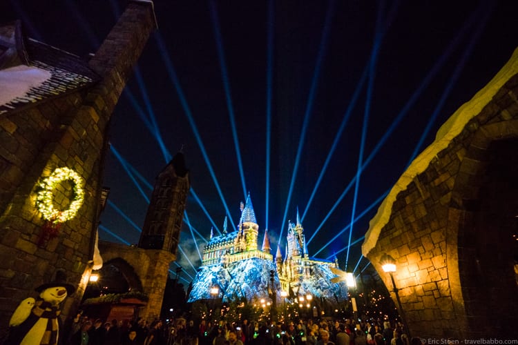Universal Orlando Holidays: Hogwarts decorated for the holidays