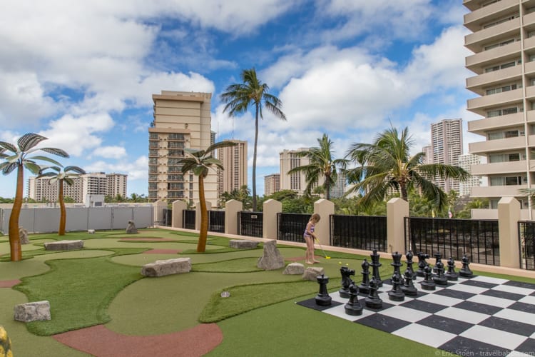 The Holiday Inn Express Waikiki: Golfing on the 5th floor