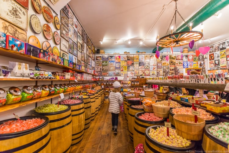 Jackson Hole with Kids: Picking out salt water taffy at Yippy I-O Candy