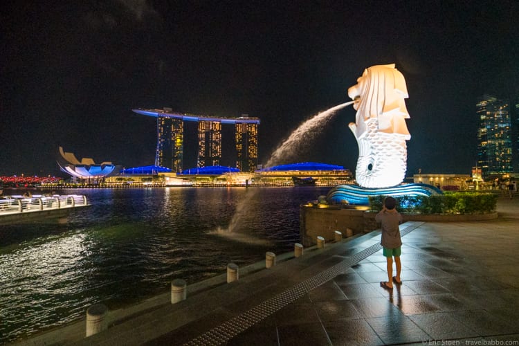 Singapore with kids - Photographing the Merlion after an evening flight arrival