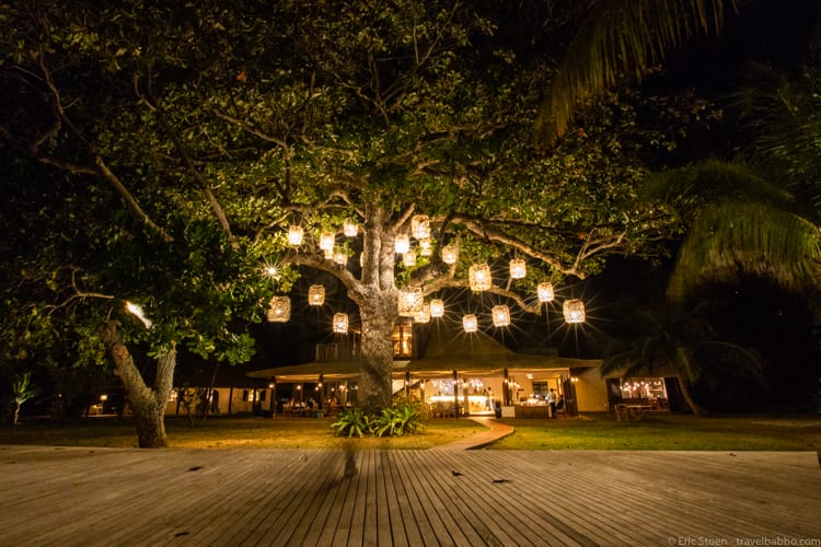 Six Senses Zil Pasyon - Island Cafe lit up at night