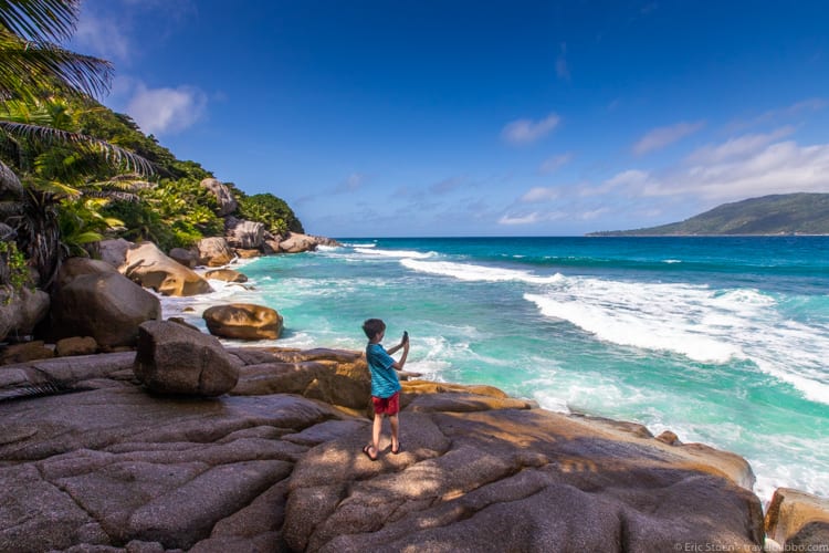 Seychelles with kids - Taking a panorama at the secret beach 