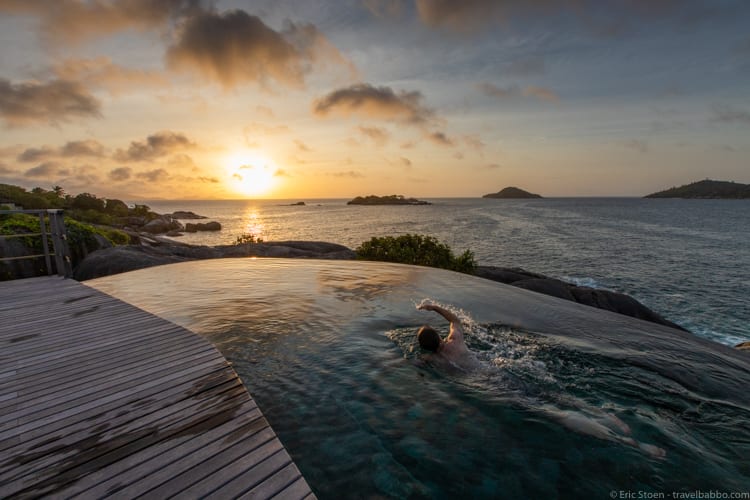 Seychelles with kids - Swimming at the spa pool at sunset