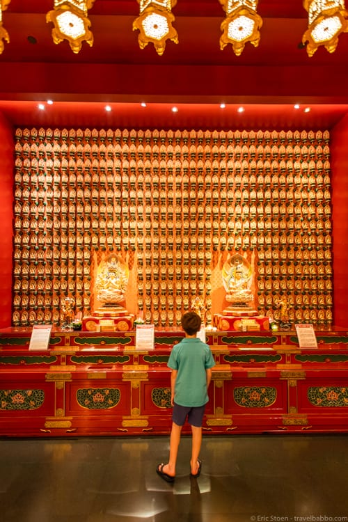 Singapore with kids - Inside the Buddha Tooth Relic Temple