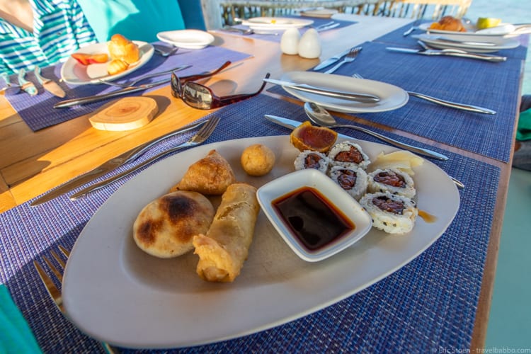 Maldives with kids - Sushi and Maldivian specialties for breakfast 
