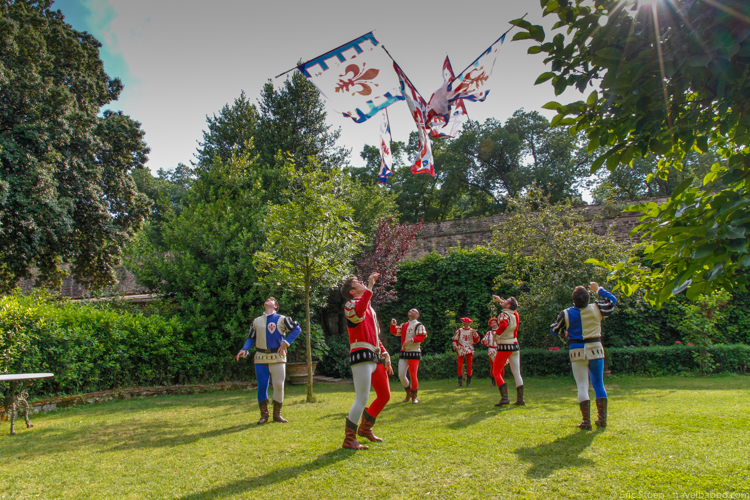 Things to do in Florence with kids - A performance by the Bandierai degli Uffizi at Torrigiani Garden