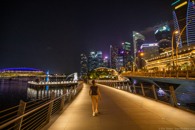 Best hotel in Singapore - Walking back from Makansutra Gluttons Bay. The hotel is on the right. 