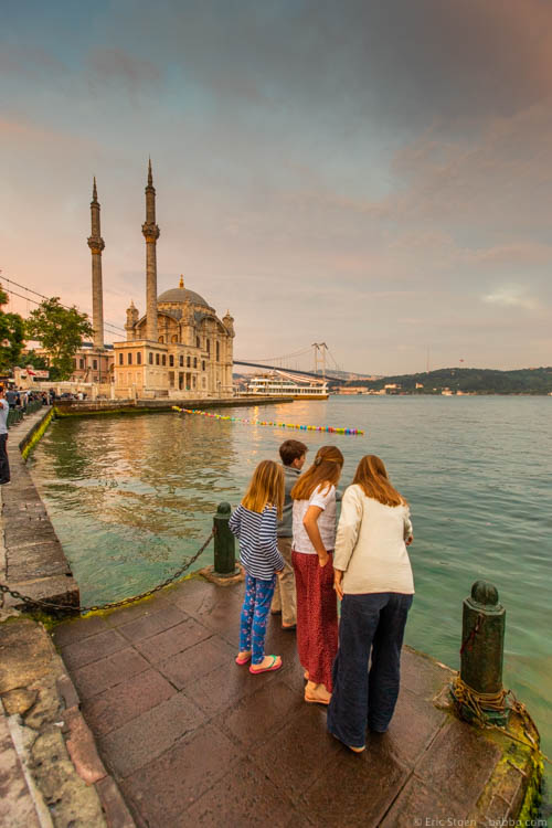 Istanbul with Kids - Watching jellyfish near the Ortaköy Mosque 