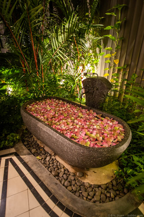 Siem Reap - Shinta Mani - Our jungle bathtub filled with lotus flowers