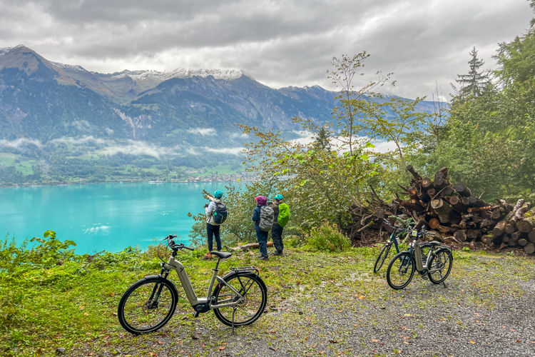 Swiss cycling: An overlook between Giessbach Falls and Iseltwald