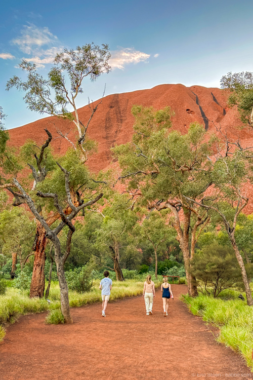 The Uluru base walk